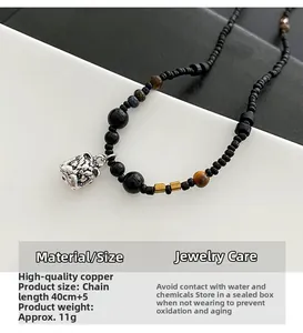 Details einer Perlenkette mit Löwentanz-Motiv, Tigerauge-Steinen und Kupfer-Tigeranhänger