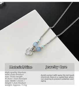 Détail du collier cœur en acier titane avec perles bleues et spécifications du pendentif