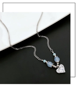 Détail du collier avec pendentif cœur en zircon et perles bleu clair translucides