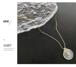 Détail du pendentif bambou avec jade blanc et accents de diamants en forme de cœur