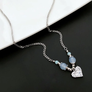 Collier en argent avec grand pendentif cœur en zircon et perles bleues sur fond bicolore