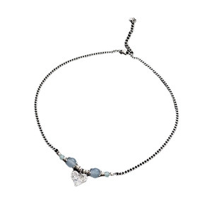 Collier clavicule argenté avec perles bleues et un pendentif cœur en zircon brillant