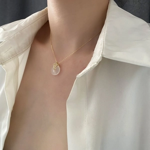 Collier minimaliste avec boucle Ping'an, pendentif en jade et chaîne dorée sur chemise