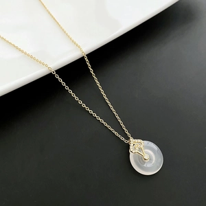 Collier élégant de style chinois avec pendentif en jade blanc et détails dorés en bambou