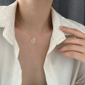 Collier chinois élégant boucle Pingan avec chaîne dorée et pendentif en jade sur modèle