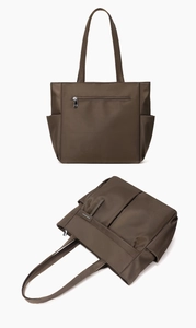 Detail van donkerbruine waterdichte nylon shopper met zilveren ritsen en zijzakken