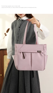 Close-up van lichtpaarse waterdichte nylon shopper met geplooide details en zijvakken
