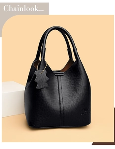 Vue détaillée du sac seau en cuir grainé noir avec motif kangourou et charme d'ours