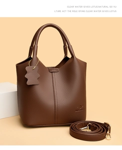 Détails du sac seau en cuir marron foncé à motif litchi avec pendentif en forme d'ours