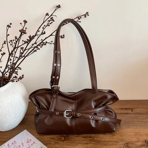 Sac bandoulière rétro marron chocolat de grande capacité en cuir brillant avec boucles