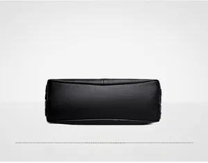 Dettaglio del fondo della borsa in pelle nera con cuciture precise e trama fine