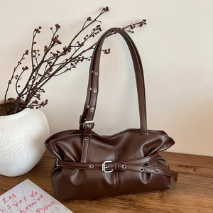 Grand sac à bandoulière vintage marron foncé plissé en similicuir avec boucles métalliques