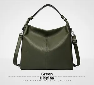 Dettaglio della borsa tote in pelle verde con texture microforata e tracolla rimovibile