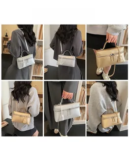 Vues détaillées de sacs bandoulière en cuir métallisé, couleurs argent et doré champagne
