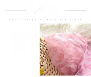 Détail de manches bouffantes à fleurs sur une robe princesse en maille rose