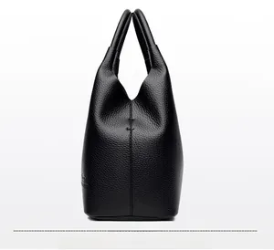 Vue détaillée du sac à main en cuir noir grainé avec coutures nettes et poignée solide