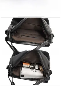 Dettaglio dell'interno spazioso della borsa tote nera con tasche a zip multifunzionali