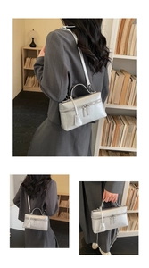 Détails du sac carré argenté métallisé avec double fermeture éclair et bandoulière réglable