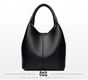 Vue détaillée du dos du sac à main en cuir noir avec des coutures verticales minimalistes