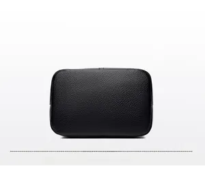 Vue détaillée du fond du sac en cuir noir grainé avec des coutures de précision robustes