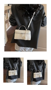 Vue détaillée du sac carré en cuir blanc avec double fermeture éclair et bandoulière