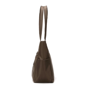 Minimalistische donkerbruine nylon draagtas met ruime zijkant en brede schouderriem