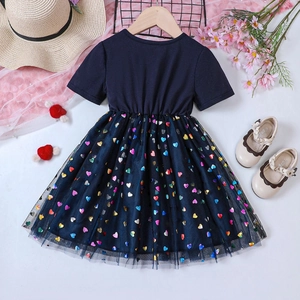 Detailansicht Mädchenkleid in Marineblau mit bunten Pailletten-Herzen auf dem Tüllrock