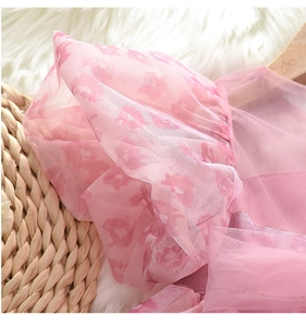 Détail des manches bouffantes en tulle rose fleuri pour robe de fée pour petite fille