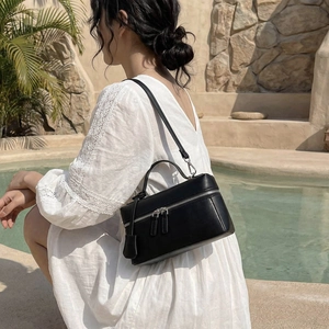 Sac boîte noir élégant avec double fermeture éclair argentée et poignée en cuir chic