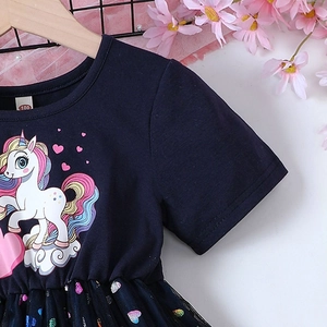 Detailansicht Mädchenkleid in Dunkelblau mit Einhorndruck und glitzerndem Tüllrock