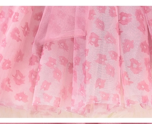 Vue détaillée du jupon en tulle rose multicouche avec des motifs floraux abstraits