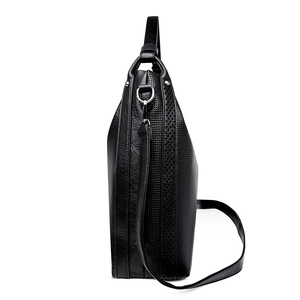Grande borsa a secchiello nera con trama traforata al laser e dettagli in metallo argento