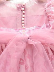 Robe de princesse rose pour filles avec boutons en perles et un grand nœud en tulle au dos