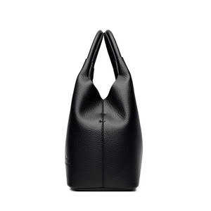 Sac cabas classique en cuir noir avec texture grainée et détails de couture de côté