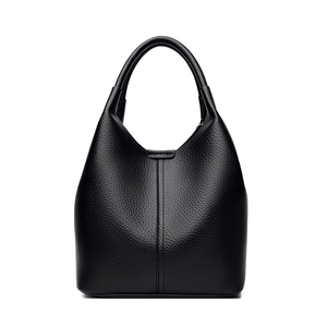 Sac à main classique en cuir grainé noir pour femme avec un design seau minimaliste