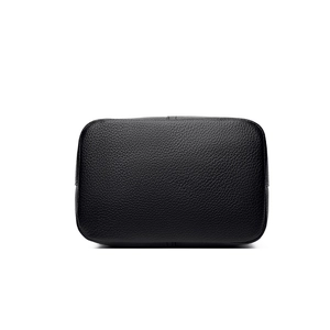 Vue du fond du sac à main en cuir grainé noir avec coutures précises et base ovale