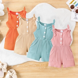 Dettagli di tute neonato in maglia a coste con spalline a fiocco in quattro colori