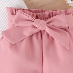 Detail der rosa Kleinkind-Shorts mit Rüschen-Gummibund und großer Schleifen-Deko