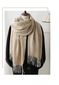 Détail de l'écharpe en cachemire à carreaux beige et blanc avec franges et texture épaisse