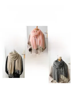Vue détaillée d'écharpes en tricot rose, beige et à carreaux gris avec pompons à franges