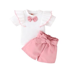 Detailansicht eines weißen gerippten Kleinkind-Tops mit Rüschen und passenden Shorts