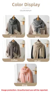 Détail des couleurs d'écharpes à franges en tricot gaufré noir, gris, kaki et rose