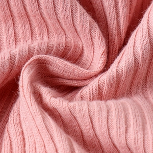 Primo piano del tessuto a costine rosa che mostra la consistenza morbida ed elastica