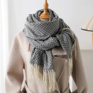 Écharpe épaisse en tricot à carreaux gris et blanc avec franges sur manteau beige