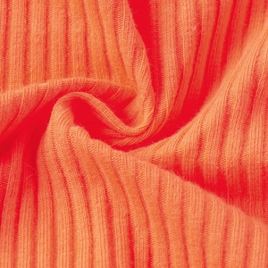 Dettaglio del tessuto a maglia a coste arancione con texture morbida e trama elastica