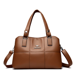Sac à main marron foncé en cuir grainé avec logo kangourou et bandoulière amovible