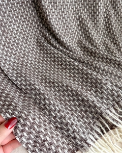 Vue détaillée de la texture tissée de l'écharpe en imitation cachemire marron et blanc