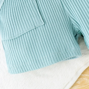 Dettaglio del tessuto a maglia a coste azzurro con rifinitura a doppia cucitura piatta