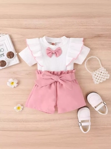 Süßes 2-Teiler-Set für Mädchen: Weißes Rippshirt und rosa Shorts mit Schleife für Sommer