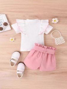 Mädchen Set aus weißem Kurzarm-Oberteil mit Rüschen und passenden rosa Shorts mit Gürtel